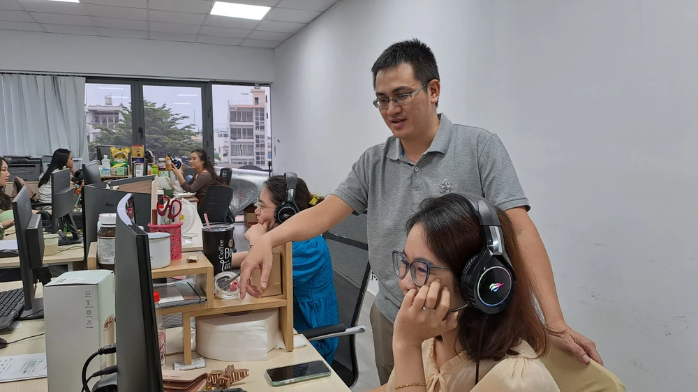 Trần Viết Quân cùng đội ngũ Tanca tại văn phòng